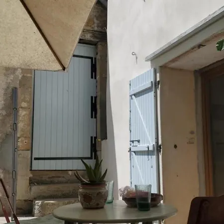Aux Mimosas Hostel *